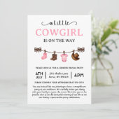小さな女性のカーボーイがウェスタンの赤ちゃんシャワーの途中にある 招待状 (スタンド正面)