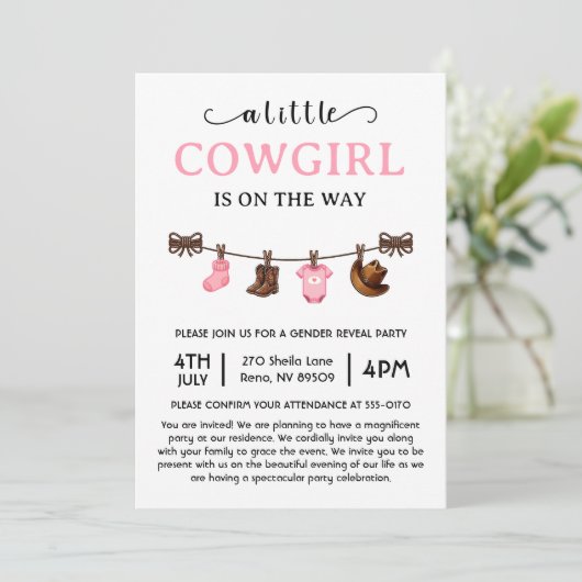 小さな女性のカーボーイがウェスタンの赤ちゃんシャワーの途中にある 招待状 (スタンド正面)
