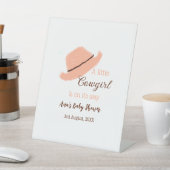 小さな女性のカーボーイがオレンジ色の赤ちゃんシャワーの上にある 台座サイン (インサイチュ)