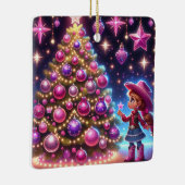小さな女性のカーボーイがクリスマスの木の前に立っている セラミックオーナメント (右)