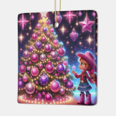 小さな女性のカーボーイがクリスマスの木の前に立っている セラミックオーナメント (左)
