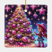 小さな女性のカーボーイがクリスマスの木の前に立っている セラミックオーナメント (裏面)
