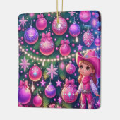 小さな女性のカーボーイがクリスマスの木の前に立っている セラミックオーナメント (左)