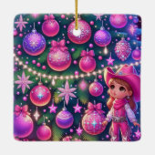 小さな女性のカーボーイがクリスマスの木の前に立っている セラミックオーナメント (裏面)