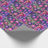 小さな女性のカーボーイがクリスマスの木の前に立っている ラッピングペーパー (角)