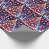 小さな女性のカーボーイがクリスマスの木の前に立っている ラッピングペーパー (角)