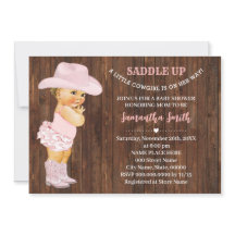 小さな女性のカーボーイがピンク色の赤ちゃんシャワーを持って行く