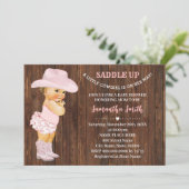 小さな女性のカーボーイがピンク色の赤ちゃんシャワーを持って行く 招待状 (スタンド正面)