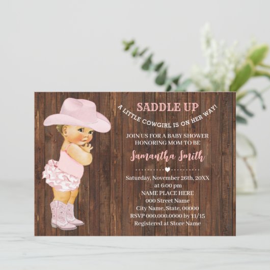 小さな女性のカーボーイがピンク色の赤ちゃんシャワーを持って行く 招待状 (スタンド正面)