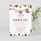 小さな女性のカーボーイ西の物干しの赤ちゃんシャワー 招待状 (スタンド正面)