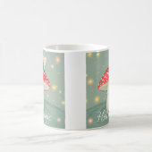 小さな妖精がキノコの上に止まっ白熱［赤熱］光を放つて コーヒーマグカップ (中央)