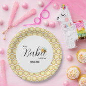 小さな子供がハニカムパターンの途中にある ペーパープレート (パーティー)