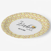 小さな子供がハニカムパターンの途中にある ペーパープレート (アングル)