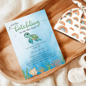 小さな孵化した亀は海の赤ん坊のシャワーの下 招待状