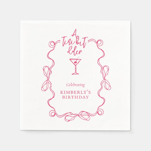 小さな少し古いピンクの波状の誕生日縁どパーティー スタンダードカクテルナプキン (正面)