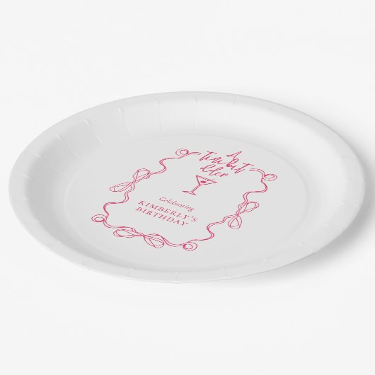 小さな少し古いピンクの波状の誕生日縁どパーティー ペーパープレート (アングル)