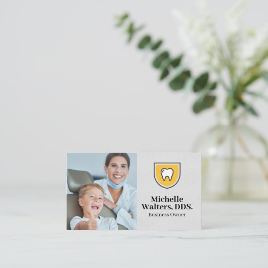 小さな少年の患者と笑顔を持つ歯科医 名刺 (スタンド正面)