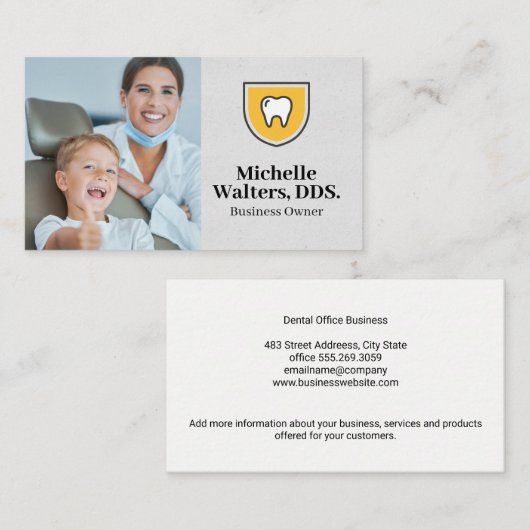 小さな少年の患者と笑顔を持つ歯科医 名刺 (正面/裏面)
