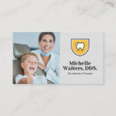 小さな少年の患者と笑顔を持つ歯科医 名刺 (正面)