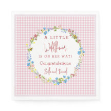 小さな山花が赤ちゃんシャワーの途中にある