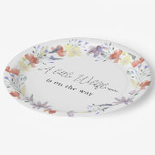 小さな山花が道を進んでいる ペーパープレート (アングル)