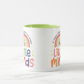 小さな心の形成には大きなハートを必要とする先生 マグカップ (中央)