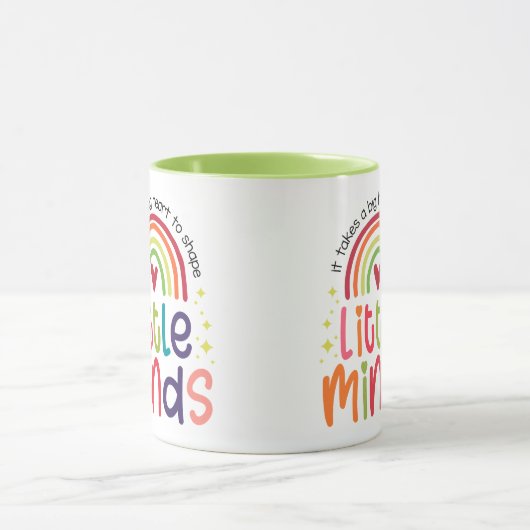 小さな心の形成には大きなハートを必要とする先生 マグカップ (中央)