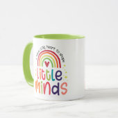 小さな心の形成には大きなハートを必要とする先生 マグカップ (正面左)