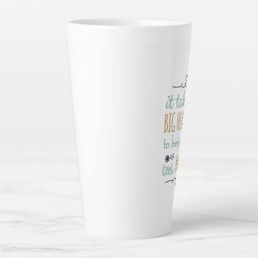 小さな心の裂け目を形作るには大きなハートが必要 カフェラテマグ (正面)