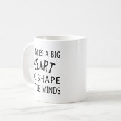 小さな心を形成するには大きなハートが必要である コーヒーマグカップ (正面左)