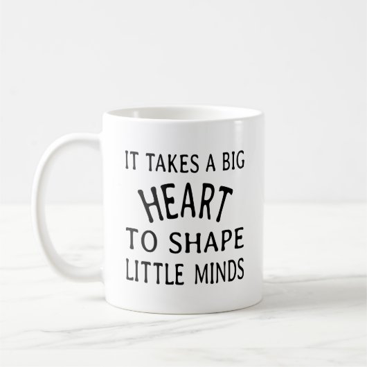 小さな心を形成するには大きなハートが必要である コーヒーマグカップ (左)
