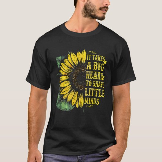 小さな心を形成するには大きなハートを必要とする先生 Tシャツ (正面)