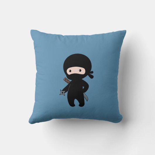 小さな忍者が投げ星を青で保持 クッション (裏面)
