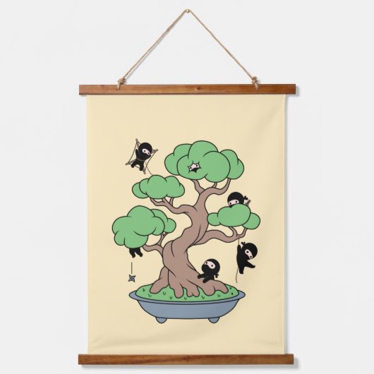 小さな忍者が盆栽の黄色 吊り下げ型タペストリー (正面)