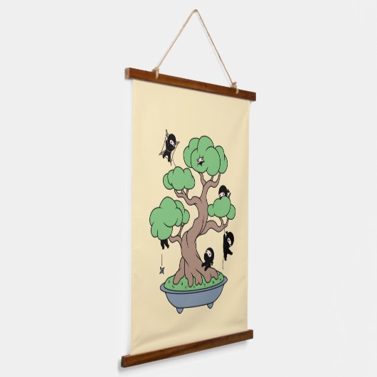 小さな忍者が盆栽の黄色 吊り下げ型タペストリー (傾斜あり)