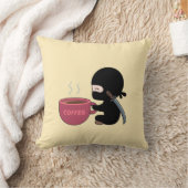 小さな忍者と黄色の大きなコーヒーマグ クッション (ブランケット)