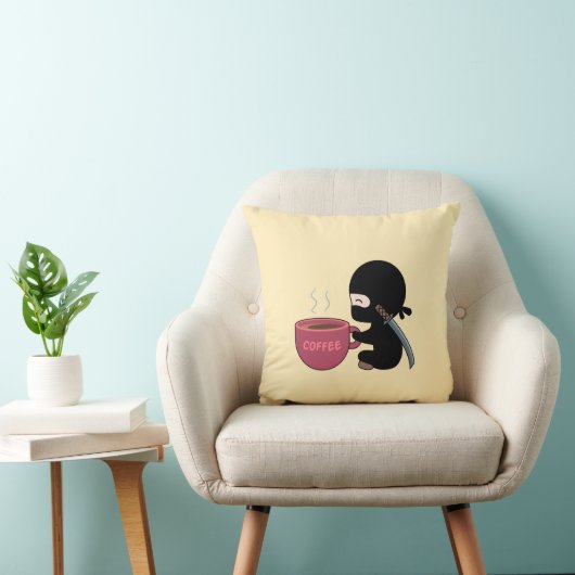 小さな忍者と黄色の大きなコーヒーマグ クッション (椅子)