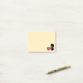 小さな忍者と黄色の大きなコーヒーマグ ポストイット (デスク上)