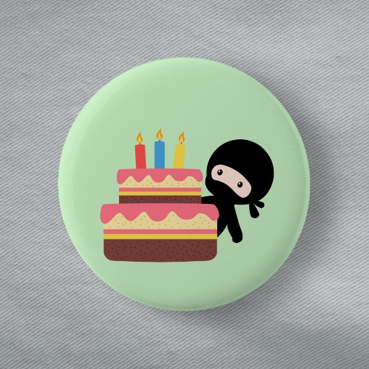 小さな忍者の後ろのお誕生日ケーキグリーン 缶バッジ
