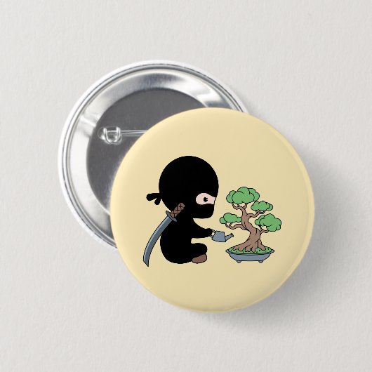 小さな忍者水やり盆栽ツリーオンイエロー 缶バッジ (正面&裏面)