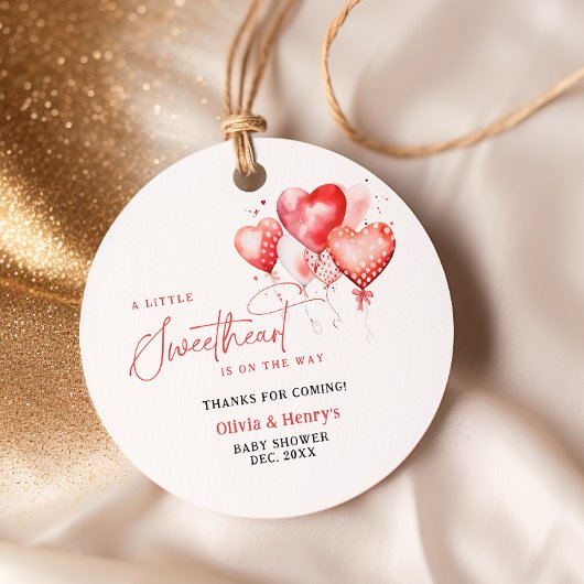 小さな恋人が赤ちゃんシャワーの途中にある フェイバータグ