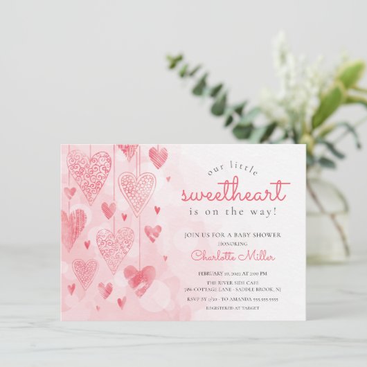 小さな恋人のぶら下がったハートの女の子の赤ちゃんシャワー 招待状 (スタンド正面)