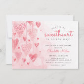 小さな恋人のぶら下がったハートの女の子の赤ちゃんシャワー 招待状 (正面)