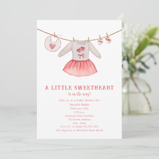 小さな恋人の服バレンタインベビーシャワー 招待状 (スタンド正面)