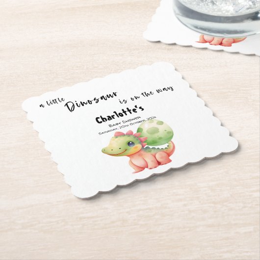 小さな恐竜が赤ちゃんのシャワーを途中にある ペーパーコースター (アングル)