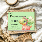 小さな恐竜が赤ちゃんのシャワーを途中にある 招待状