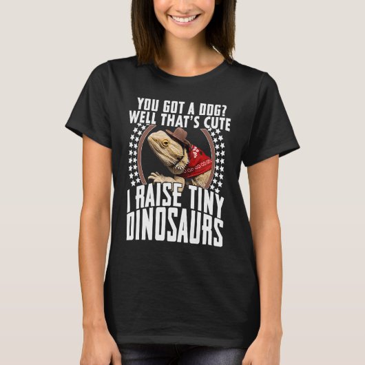 小さな恐竜の髭を生やしたドラゴンの母を育てる Tシャツ (正面)