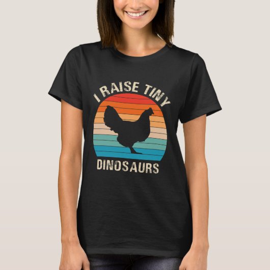 小さな恐竜を育てるニワトリ 女性への面白い贈り物 Tシャツ (正面)