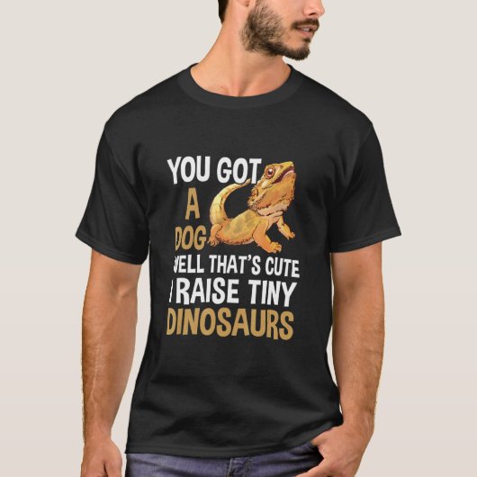 小さな恐竜を育てるヒゲトカゲ Tシャツ (正面)