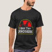 小さな恐竜を育てる裏庭の養鶏農家のジョーク Tシャツ (正面)